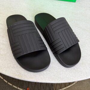 BOTTEGA VENETA 690105 Men's 'Slider' Pool Slide Sandals In Black Rubber